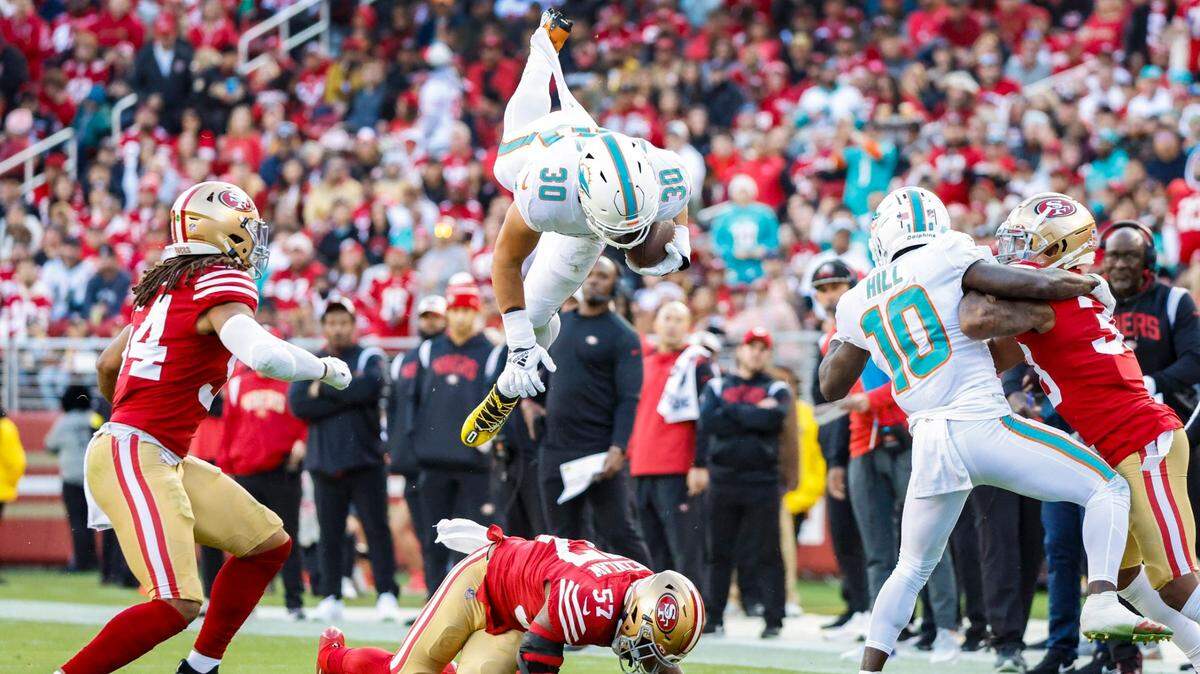 El fullback de los Dolphins Alec Ingold (30) pasa por arriba del linebacker de los 49ers Dre Greenlaw, en el segundo cuarto del partido celebrado el 4 de diciembre de 2022 en Santa Clara, California.
