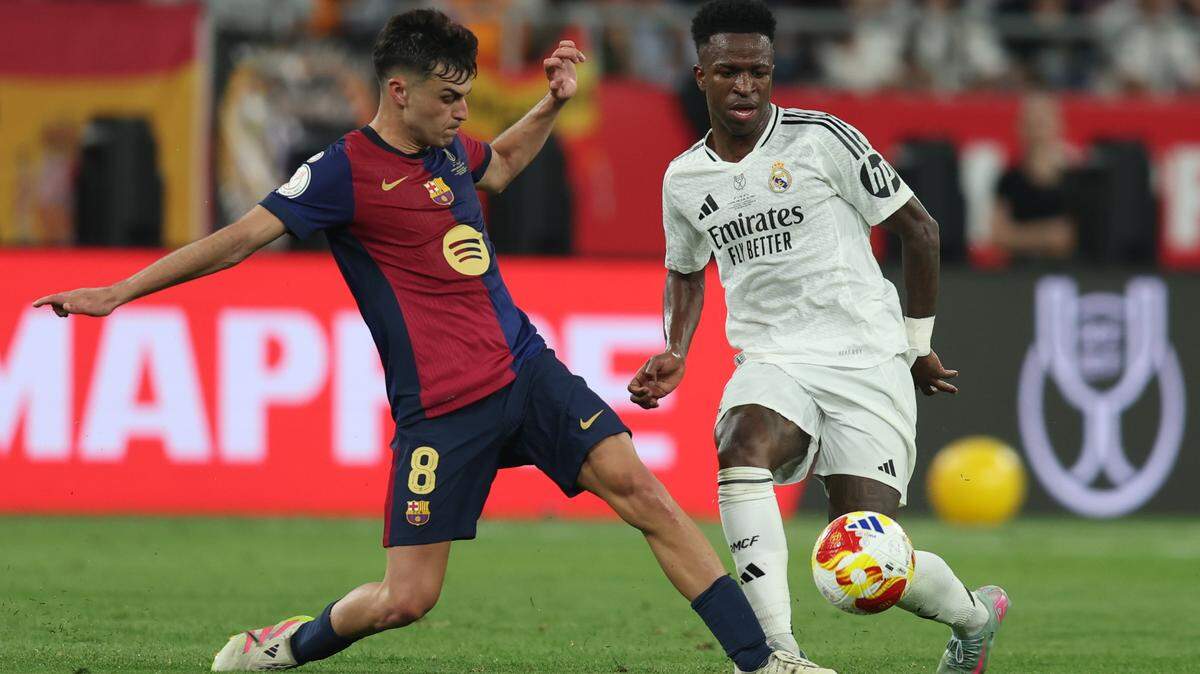 Pedro González “Pedri”, del FC Barcelona, ​​y Vinicius Junior, del Real Madrid, durante la final de la Copa del Rey disputada en el Estadio de La Cartuja el 26 de abril de 2025 en Sevilla, España.