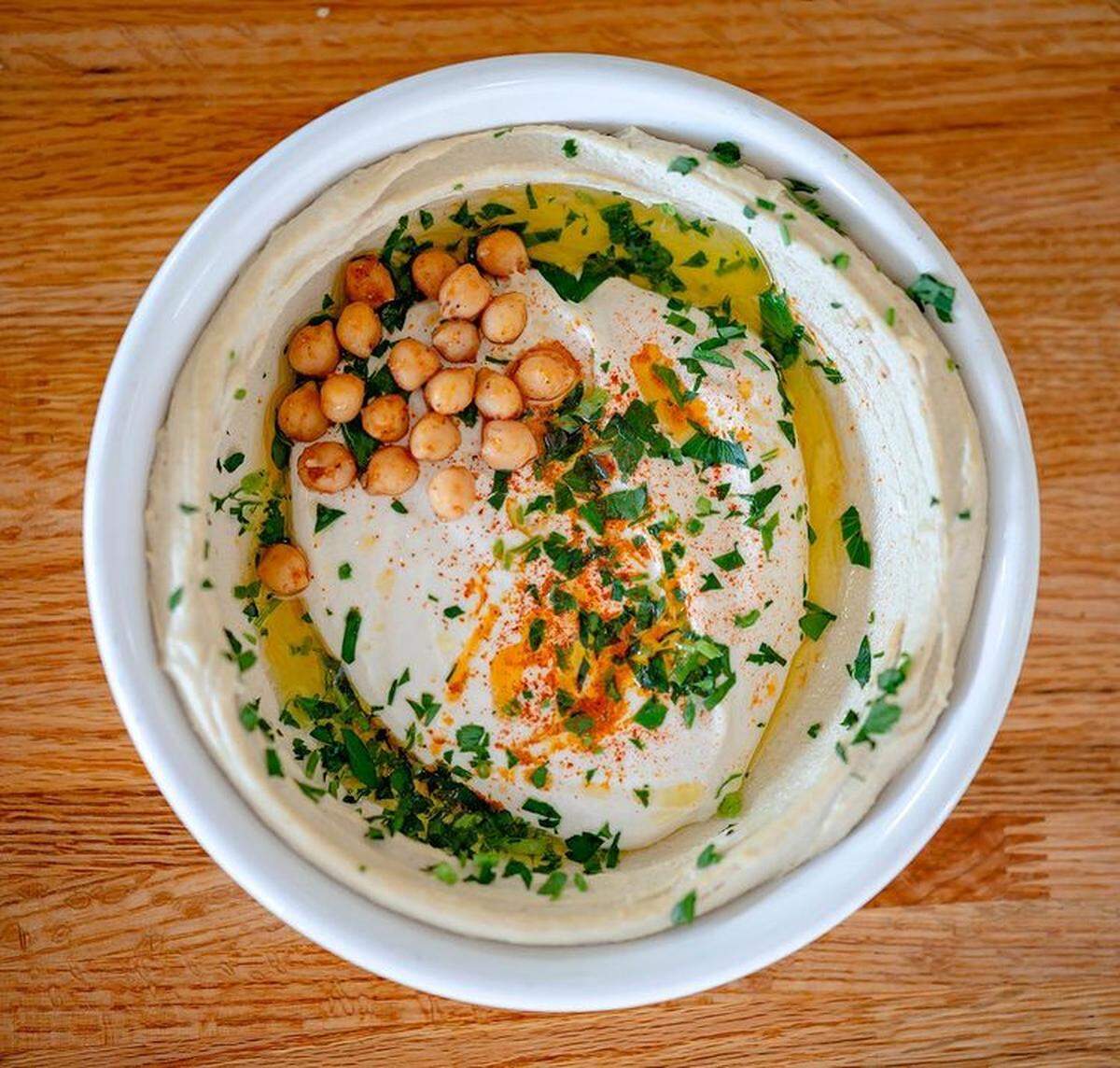 La barra de ensaladas de Pita Hut es amplia y ofrece una variedad de guarniciones mediterráneas como los garbanzos sazonados.