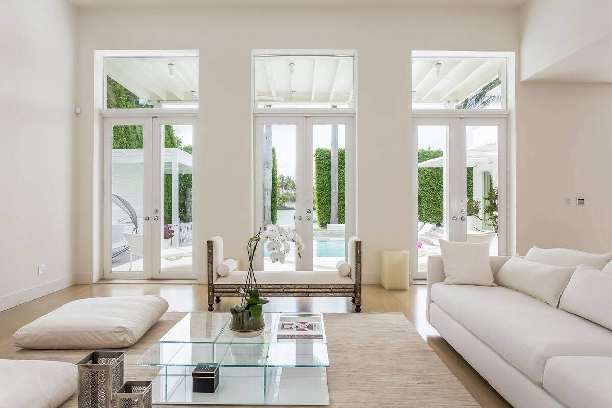 Uno de los salones de la casa que Shakira vende en Miami por casi $16 millones, en un vecindario donde tiene de vecinas a las modelos Cindy Crawdford y Karlie Kloss.