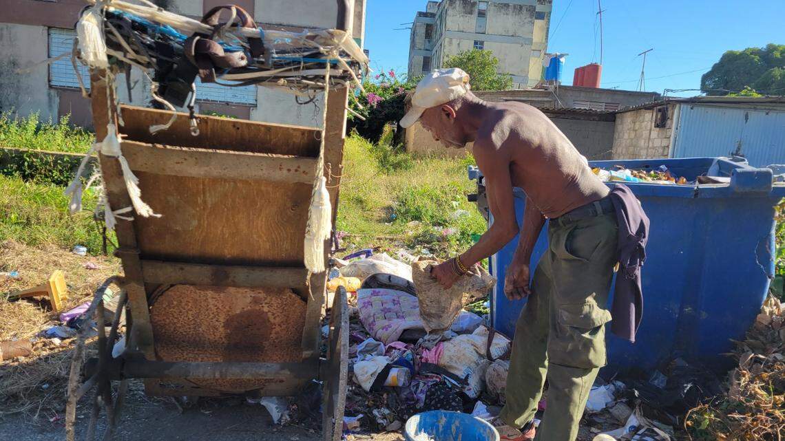 Adulto mayor revisa un depósito de basura en Cienfuegos. El aumento de la pobreza, a consecuencia de una superposición de varias crisis, ha llevado a muchos adultos mayores en Cuba a pedir limonsa o a buscar lo que pueda servirles para comer en la basura.