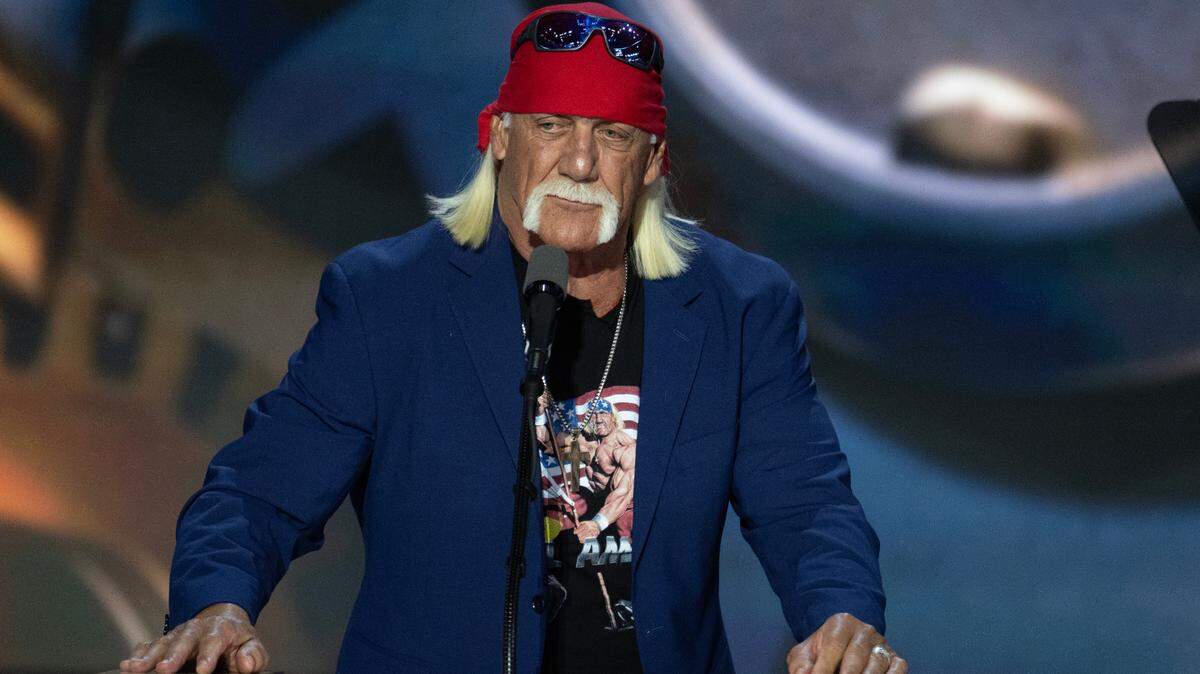 Hulk Hogan, artista del entretenimiento y luchador profesional, hace declaraciones durante el cuarto día de la Convención Nacional Republicana de 2024 en el Fiserv Forum en Milwaukee, Wisconsin, el jueves 18 de julio de 2024.