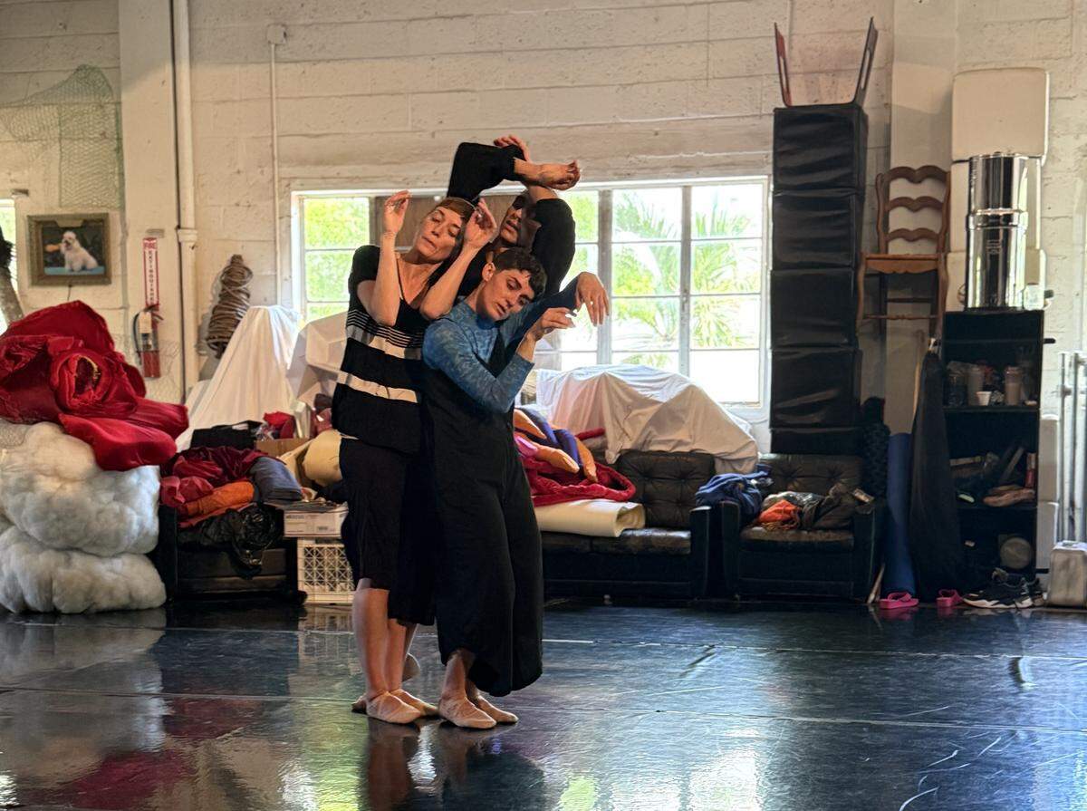 De izquierda a derecha: Amy Trieger, Isaiah González y Meredith Barton, bailarines de brigid baker wholeproject, en el 6th Street Dance Studio durante un ensayo de “GULF”, la obra más reciente de Brigid Baker. 