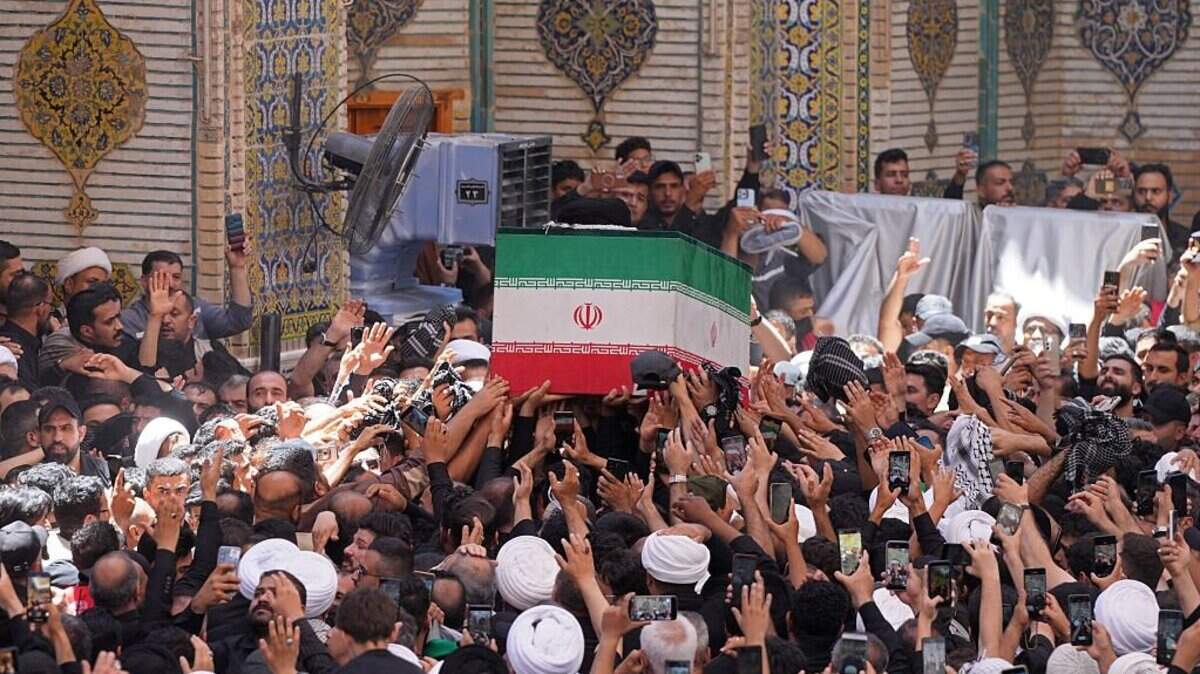 Un grupo de personas transporta el féretro del fallecido líder supremo de Irán, Ali Jamenei, durante una procesión fúnebre en el santuario del Imán Ali, en la ciudad santa iraquí de Nayaf, el 8 de julio de 2026.