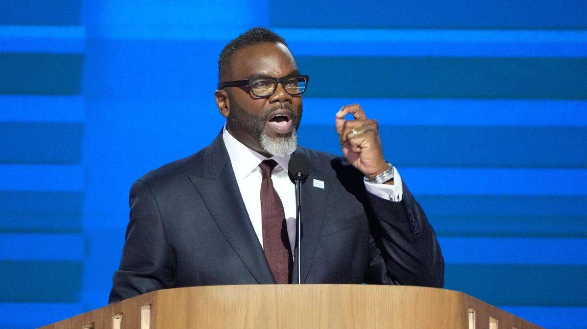 Brandon Johnson, alcalde de Chicago, firmó una medida el sábado 30 de agosto de 2025 en la que ordena que “el Departamento de Policía de Chicago no colaborará con el personal militar en patrullas policiales o en la aplicación de la ley de inmigración civil”. En la foto, Johnson da un discurso el 19 de agosto de 2024 durante la Convención Nacional Demócrata en Chicago.