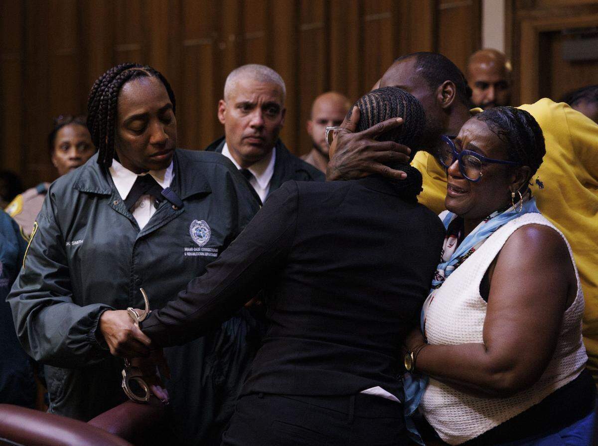 Jahara Malik, de 18 años (recibe un abrazo de su familia mientras un oficial correccional le coloca las esposas, tras haber sido sentenciada a 17 años de prisión por el homicidio de Yahkeim Lollar, en Miami, Florida. Alie Skowronski askowronski@miamiherald.com