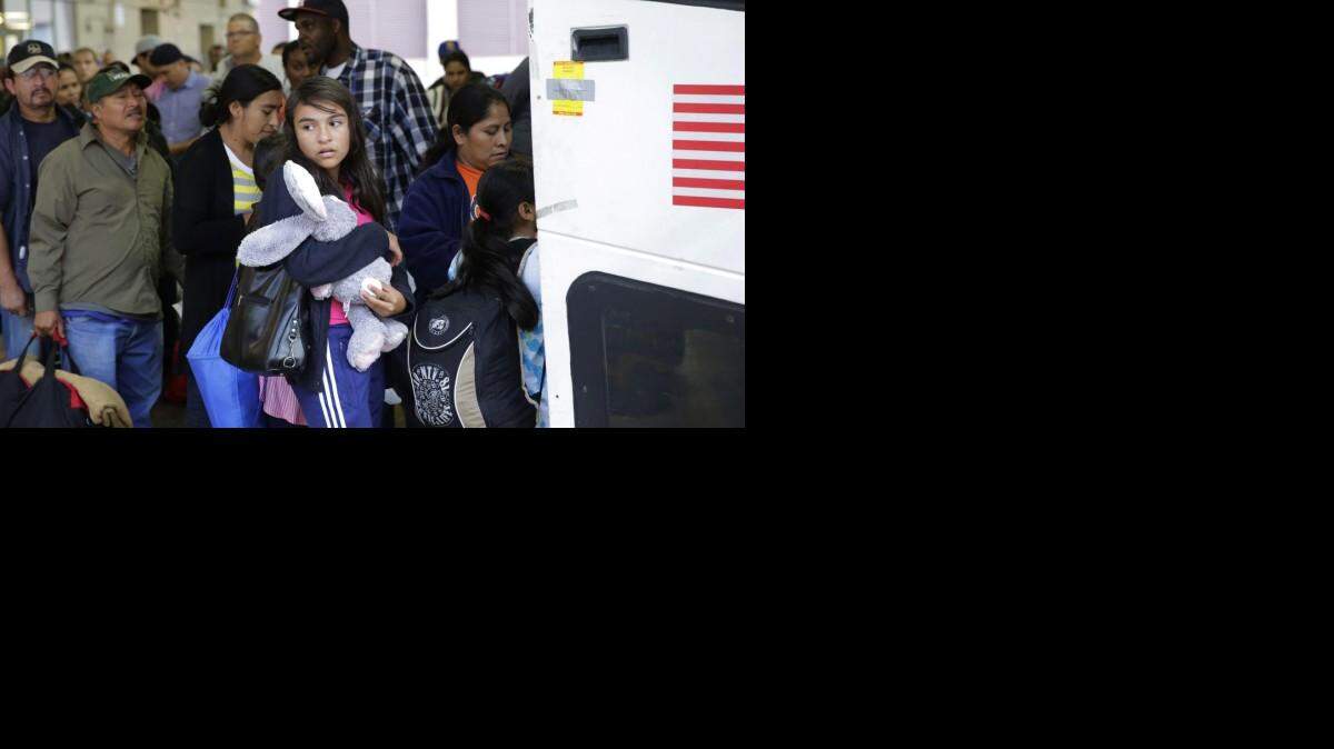Inmigrantes de El Salvador y Guatemala son liberados de un centro de detención para familias en San Antonio. AP/Archivo