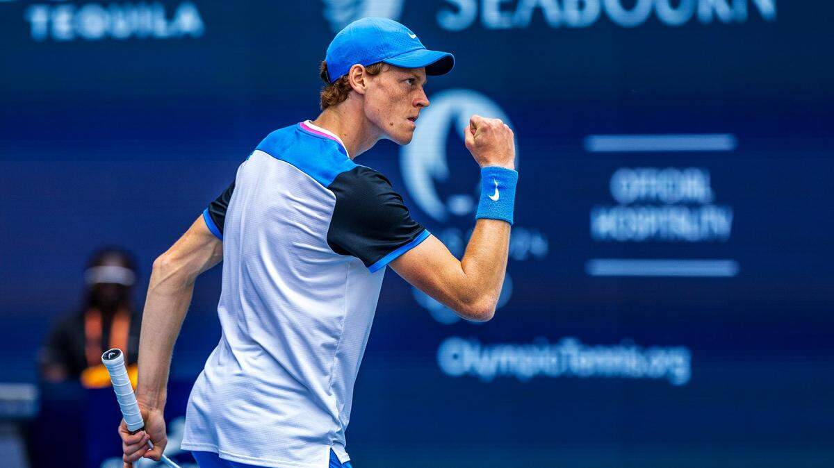 El italiano Jannik Sinner celebra tras vencer al ruso Daniil Medvedev en la semifinal del Miami Open, celebrada el 29 de marzo de 2024 en el Hard Rock Stadium en Miami Gardens, Florida.