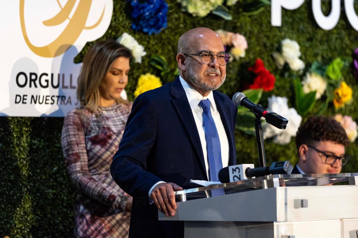 El doctor José L. Dotres, superintendente de las escuelas públicas de Miami-Dade, se unió a Jenny Padura, copresentadora de ‘Noticias 23’ de Univision, en el reconocimiento a estudiantes de Miami a los que Univision entregó el premio Orgullo de Nuestra Juventud.