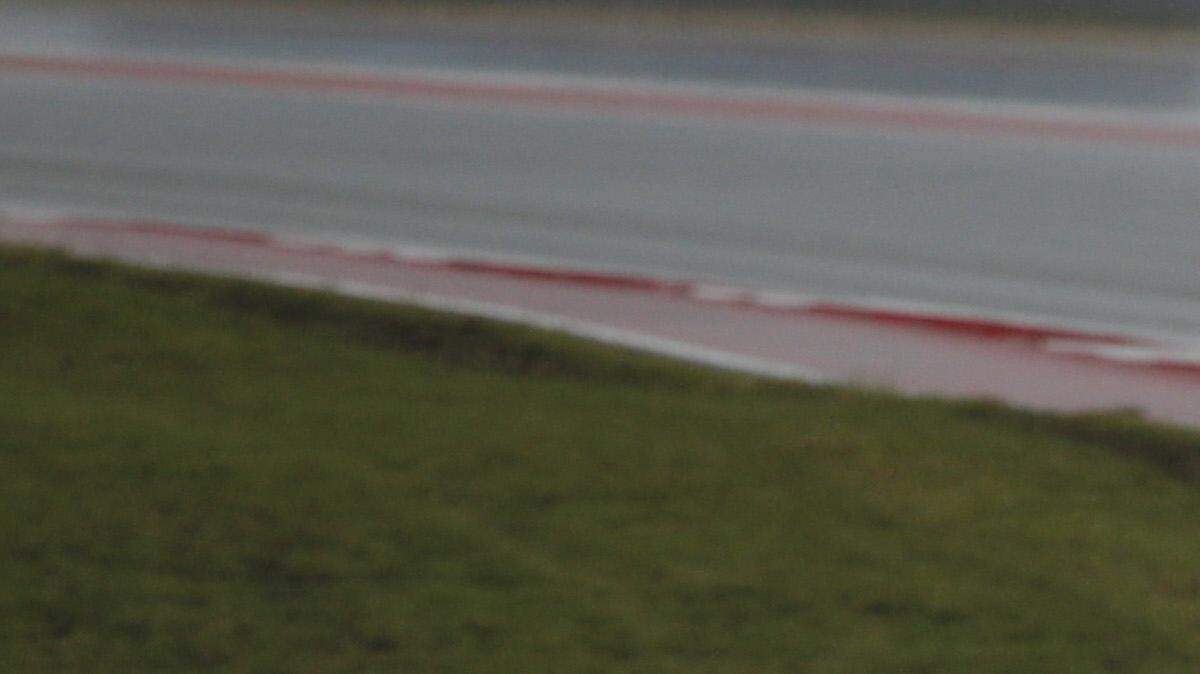El piloto de la escudería Sauber Felipe Nasr de Brasil, a la izquierda, y el piloto de Ferrari Sebastian Vettel de Alemania, a la derecha, conducen durante la tercera sesión de práctica para la carrera automotriz de Fórmula Uno para el Gran Premio de EE.UU. en el Circuito de las Américas, Sábado, 24 de octubre 2015, en Austin, Texas.