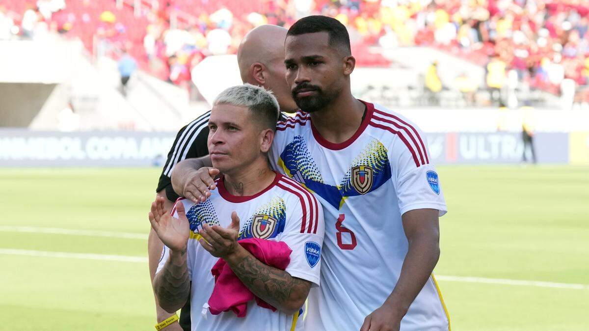 Yeferson Soteldo (izq.) afirma que Venezuela tiene que ganar en casa sea como sea ante Perú el martes. A su lado su compañero en la selección Yangel Herrera.