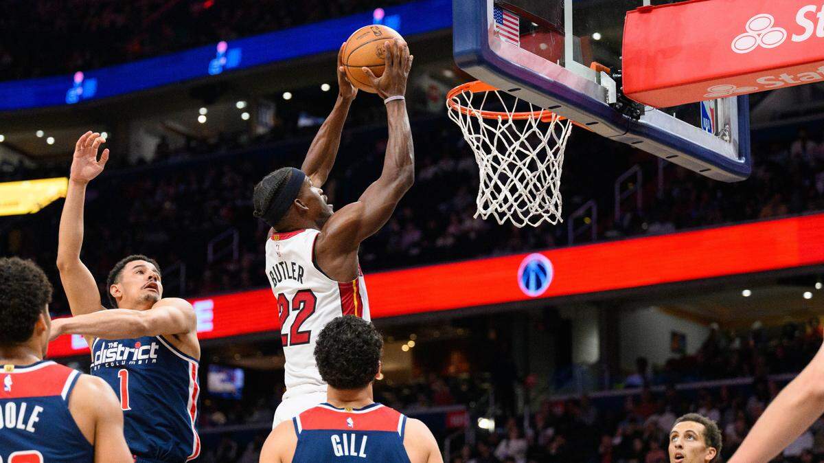 El jugador del Heat de Miami Jimmy Butler clava la pelota ante la marca de Anthony Gill, de los Wizards, en el partido celebrado el 31 de marzo de 2024 en Washington.
