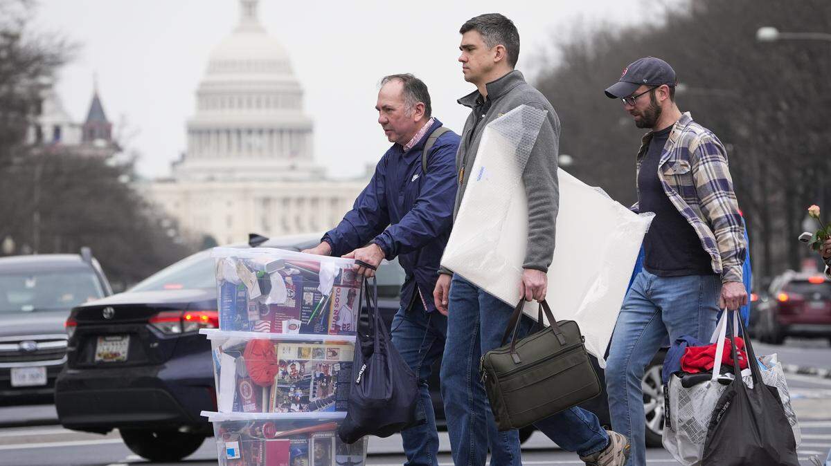 Foto de archivo. Trabajadores de la USAID caminan tras retirar sus pertenencias de la sede de la agencia en Washington, D. C., el 27 de febrero de 2025.