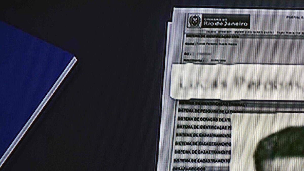 Captura de pantalla de la televisión de una foto emitida por la policía brasileña del joven de 20 años de edad, Lucas Perdomo Duarte Santos, uno de los 33 hombres sospechosos de  violar a una niña de 16 años de edad, en Río de Janeiro el 27 de mayo de 2016.
