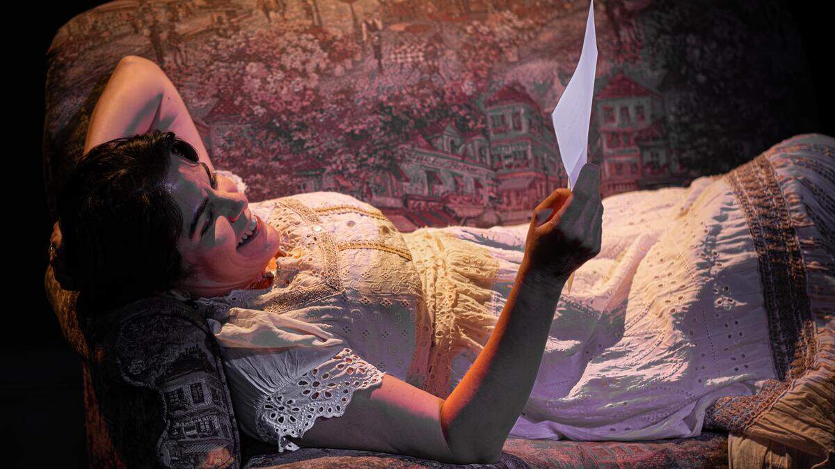 Grettel Trujilo en el papel de Melissa Gardner en una escena de “Cartas de amor”, la obra de A. R. Gurney que La 4.ª Pared Cultural Arts Center estrena este fin de semana en su sede de West Kendall en ocasión del Día de los Enamorados.