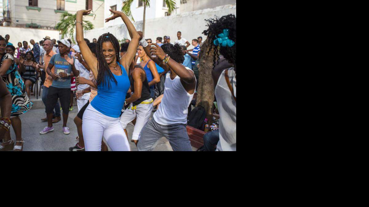 Cubanos disfrutan de una reunión semanal de danza rumba en La Habana, Cuba, en marzo de 2016. AP/Archivo