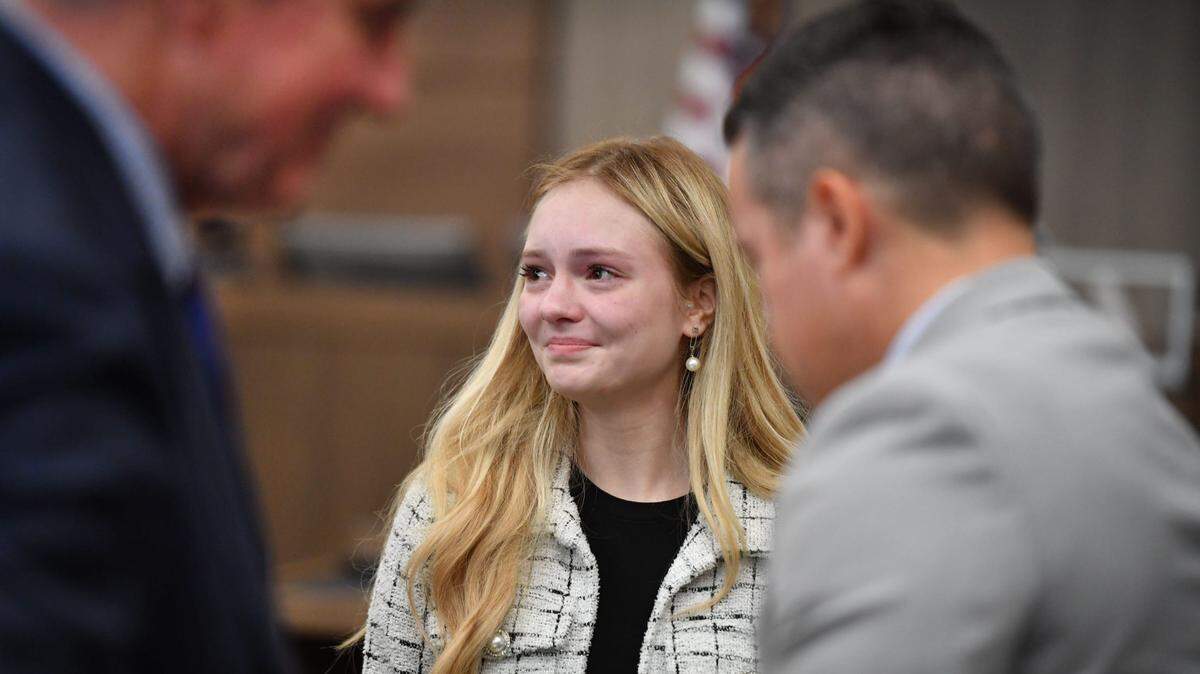 Maya Kowalski muestra sus emociones con sus abogados después de que un jurado otorgara a su familia $211 millones en el juicio contra el hospital Johns Hopkins All Children’s, en St. Petersburg, en la costa oeste de Florida. La institución es responsable de los siete cargos que se le imputaban, entre ellos, el secuestro de la propia Maya, que conllevó al suicidio de su madre.