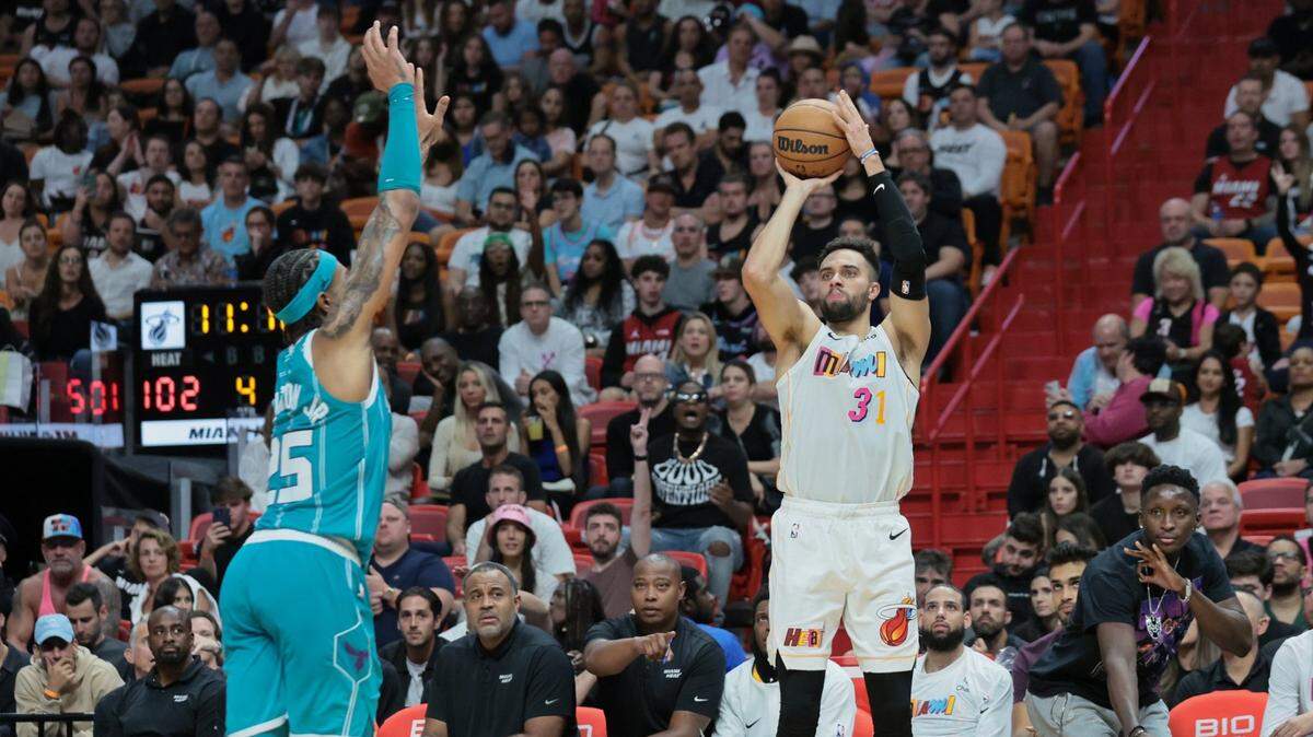 El escolta de los Miami Heat, Max Strus (31), intenta un triple mientras el alero de los Charlotte Hornets, P.J. Washington (25), defiende en la segunda mitad en el FTX Arena de Miami el sábado 12 de noviembre de 2022.