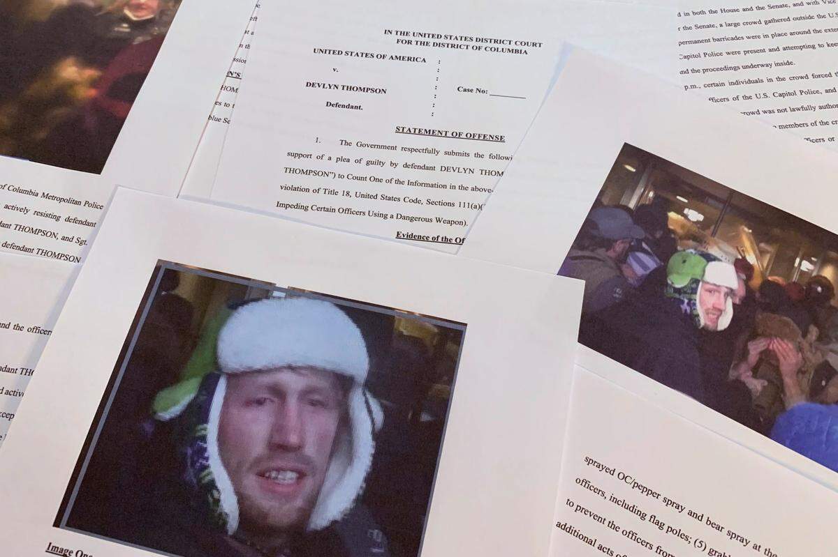 Devlyn Thompson fue sentenciado a 46 meses de prisión después de que se declarara culpable el pasado 6 de agosto de agredir, resistirse y obstaculizar a los agentes de la Policía mientras usaba un arma peligrosa, informó el Departamento de Justicia (DOJ) en un comunicado.