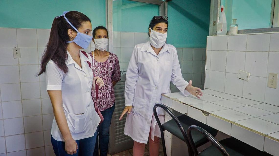 La doctora cubana Liz Caballero en un laboratorio clínico en el policlínico del barrio del Vedado de La Habana, donde trabaja como maestra y doctora, el 5 de mayo de 2020 durante la pandemia de coronavirus COVID-19. -