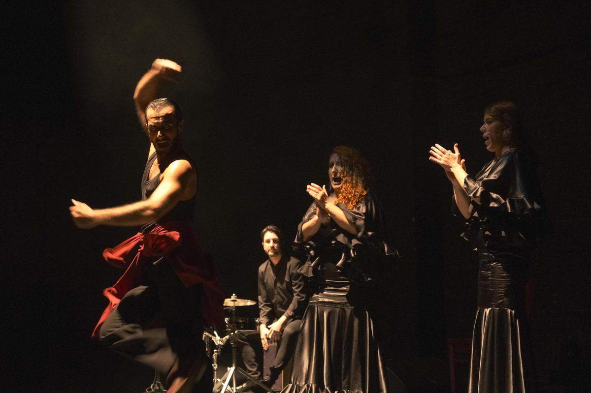 Rafael Ramírez en “Lo Preciso”, acompañado por Alex Otero (percusionista), Rosa Linero y Fabiola Santiago (cantaoras). 