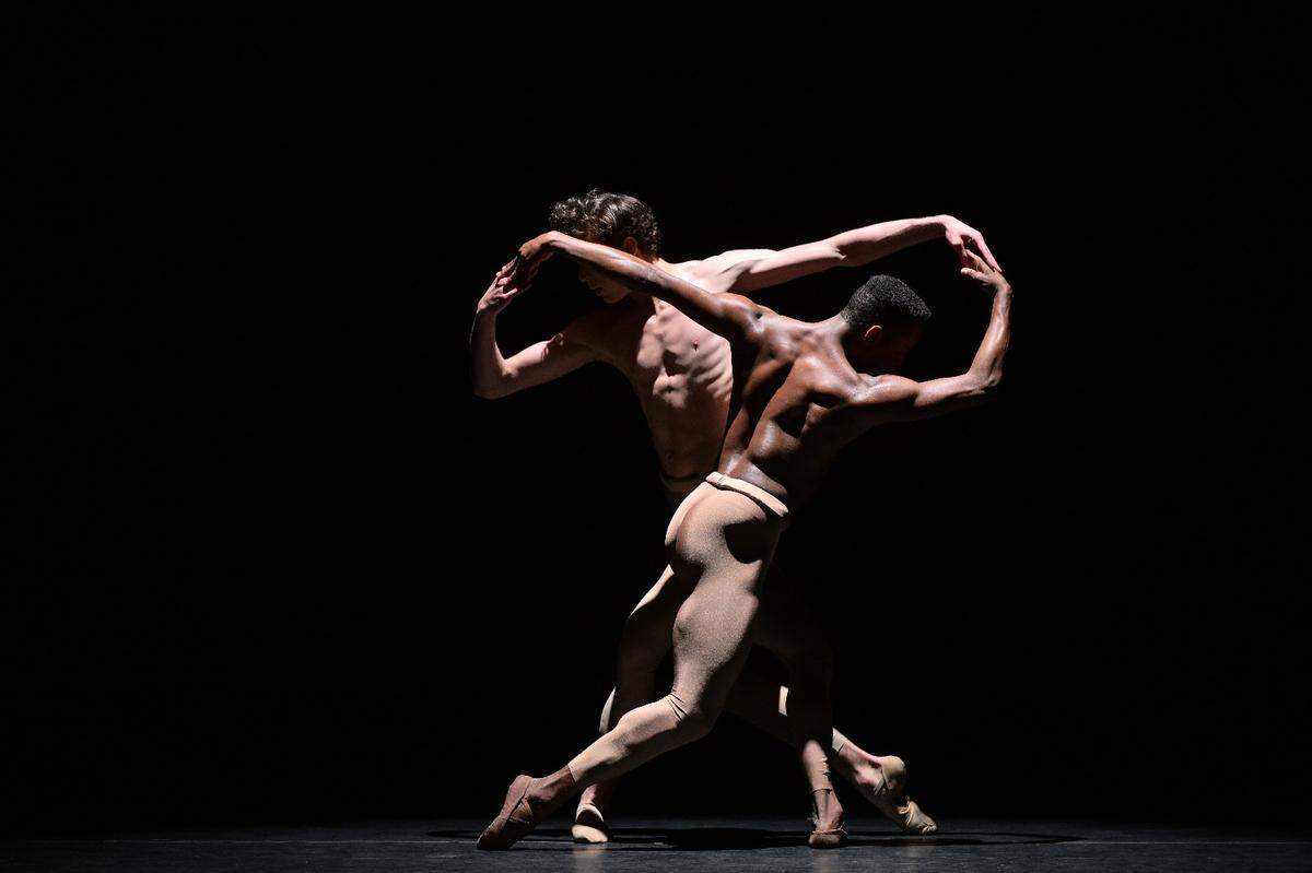 Rui Cruz y Ethan Rodrígues en “Two of One”, la coreografía de Stanislav Olshanskyi, estreno en el festival “Men Who Dance” que tuvo lugar en el Amaturo Theater del Broward Center.