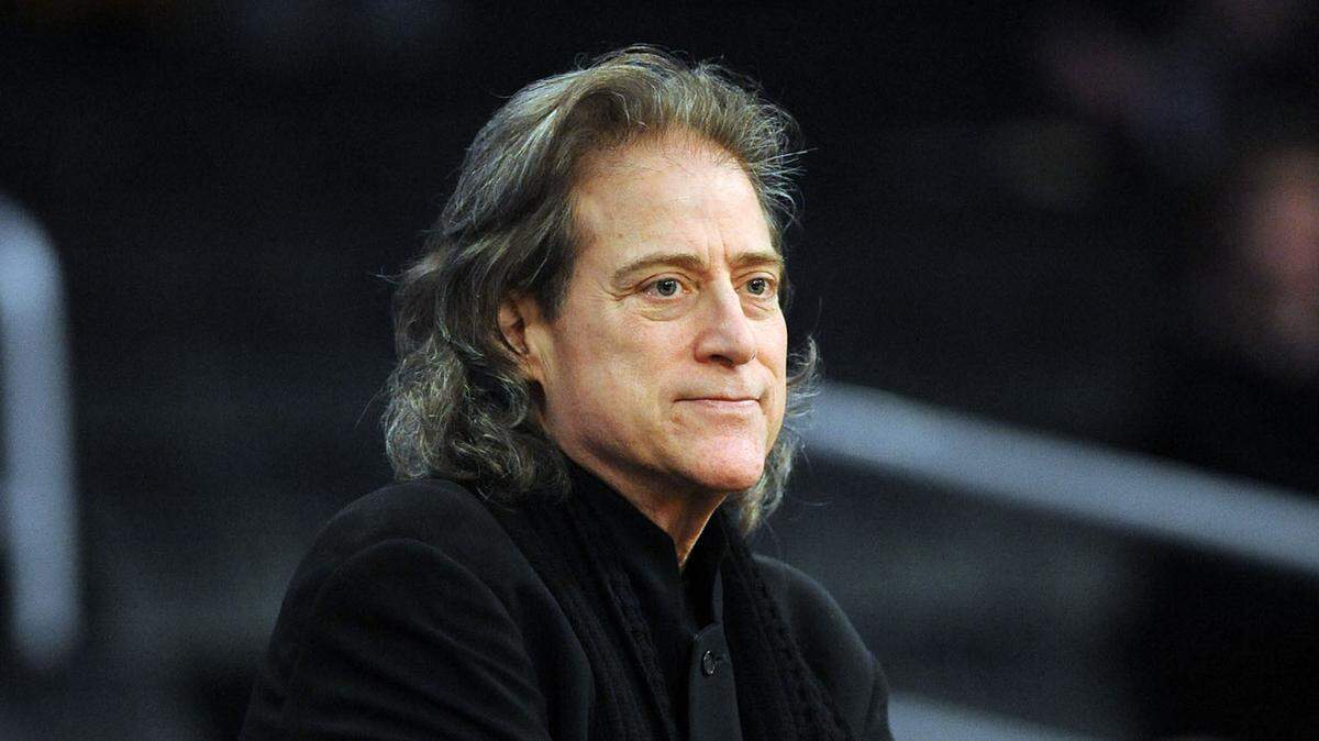 El actor estadounidense Richard Lewis asiste a un partido entre los New York Knicks y Los Angeles Lakers en el Staples Center.