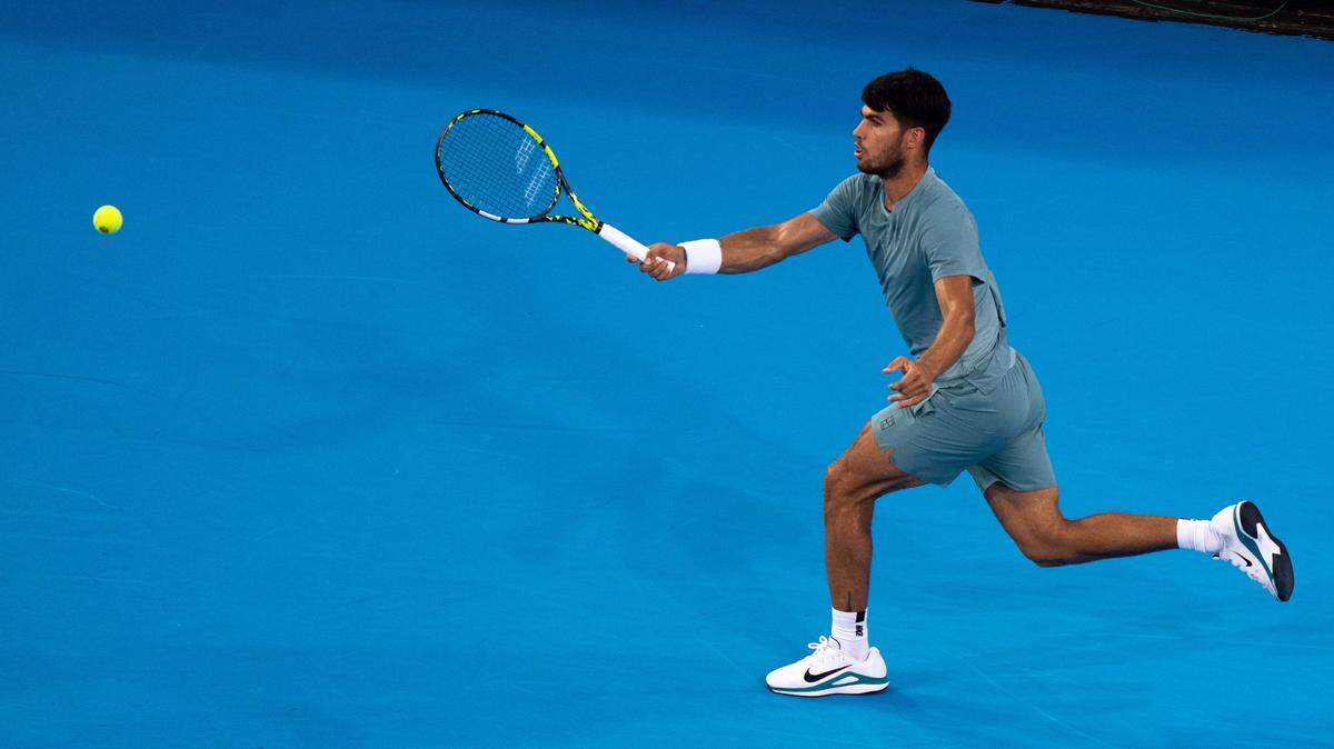 El español Carlos Alcaraz devuelve una pelota en el partido ante el alemán Alexander Zverev en el Masters 1000 de Cincinnati, celebrado el 16 de agosto de 2025 en Cincinnati.