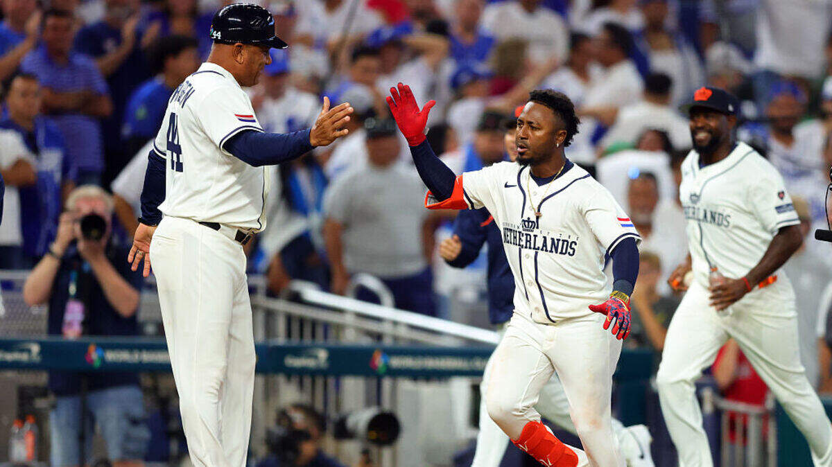Ozzie Albies recibe el saludo de sus compañeros de equipo tras pegar el jonrón en la la novena entrada que le dio el triunfo a Países Bajos sobre Nicaragua, en el partido del Clásico Mundial de Béisbol celebrado el 7 de marzo de 2026 en Miami.
