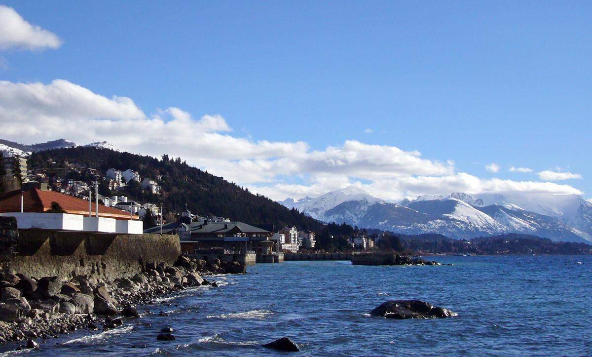 La ciudad de San Carlos de Bariloche se encuentra bordeada por el lago Nahuel Huapi y es la puerta de entrada a la zona de lagos, ríos y cerros que la mano del hombre ha respetado para preservar un paraje de gran belleza natural.