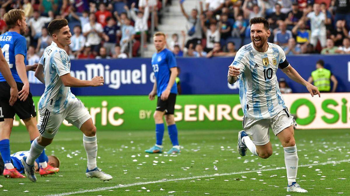 Leonel Messi (der.) celebra uno de los cinco goles que anotó ante Estonia en el partido amistoso celebrado el 5 de junio de 2022 en Pamplona, España.
