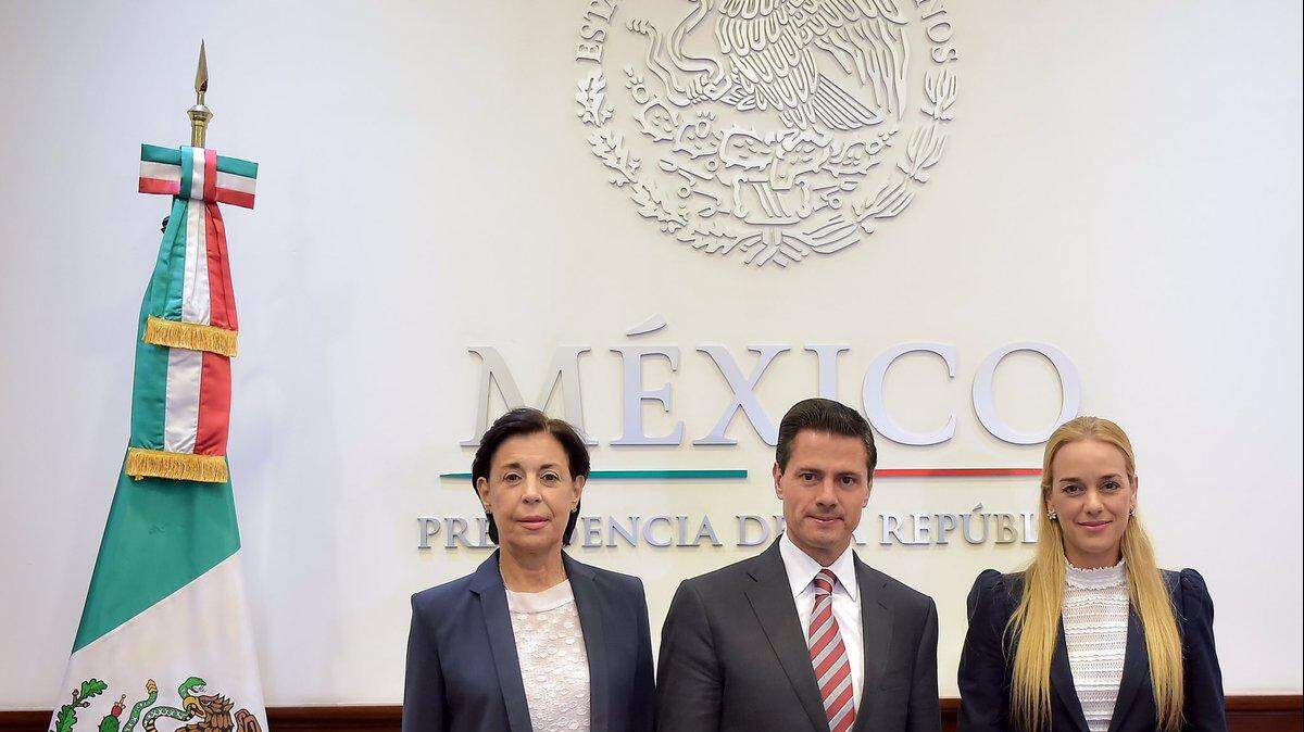 El presidente publicó en Twitter una imagen en la que aparece con Tintori y Antonieta Mendoza, madre de López y quien también estuvo en el encuentro.