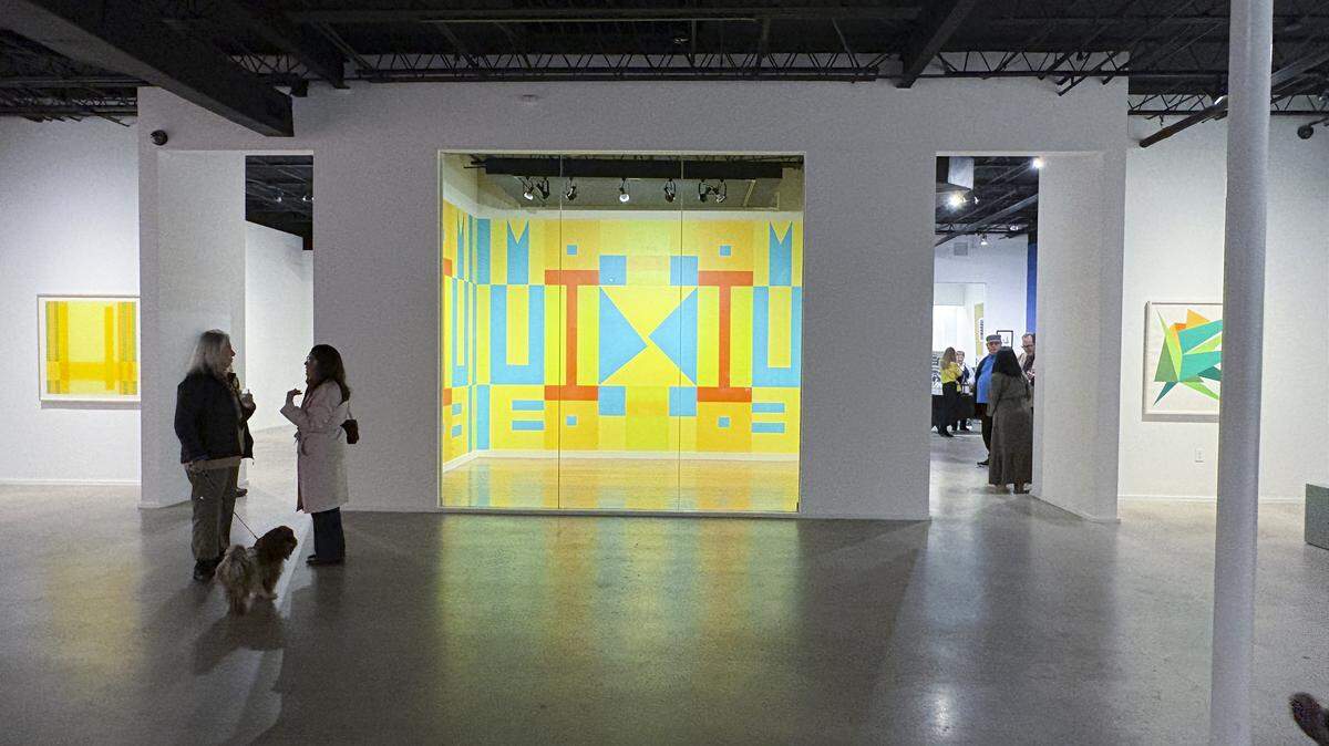 La exposición “paper. color. lines” de Karen Rifas en LnS Gallery está abierta al público hasta el 21 de marzo.