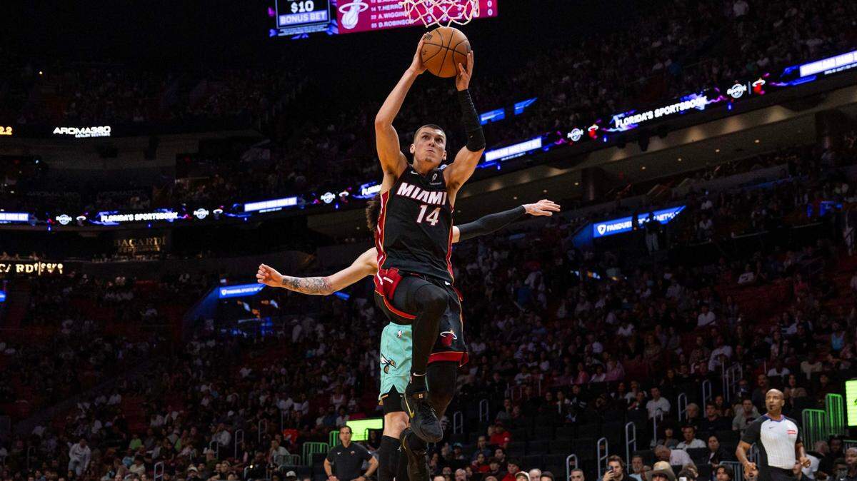 El jugador del Heat Tyler Herro clava le pelota ante la marca de LaMelo Ball, en el partido ante los Hornets de Charlotte, celebrado el 23 de marzo de 2025 en Miami.