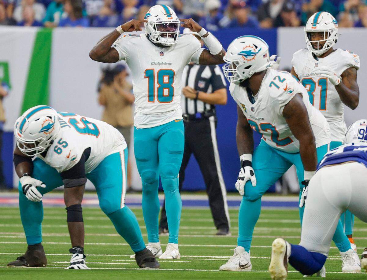 El quarterback de los Dolphins de Miami Tyler Huntley (#18) da indicaciones en el partido contra los Colts, celebrado el 20 de octubre de 2024 en Indianápolis, Indiana.