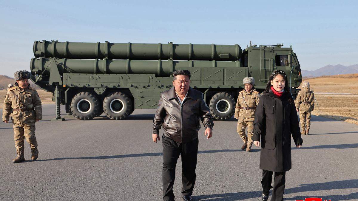 Esta imagen, tomada el 27 de enero de 2026 y difundida el 28 de enero de 2026 por la agencia oficial norcoreana Korean Central News Agency (KCNA), muestra al líder de Corea del Norte, Kim Jong Un (C), y a su hija Kim Ju Ae (D), inspeccionando un disparo de prueba del sistema renovado de lanzacohetes de gran calibre, en un lugar no revelado de Corea del Norte.