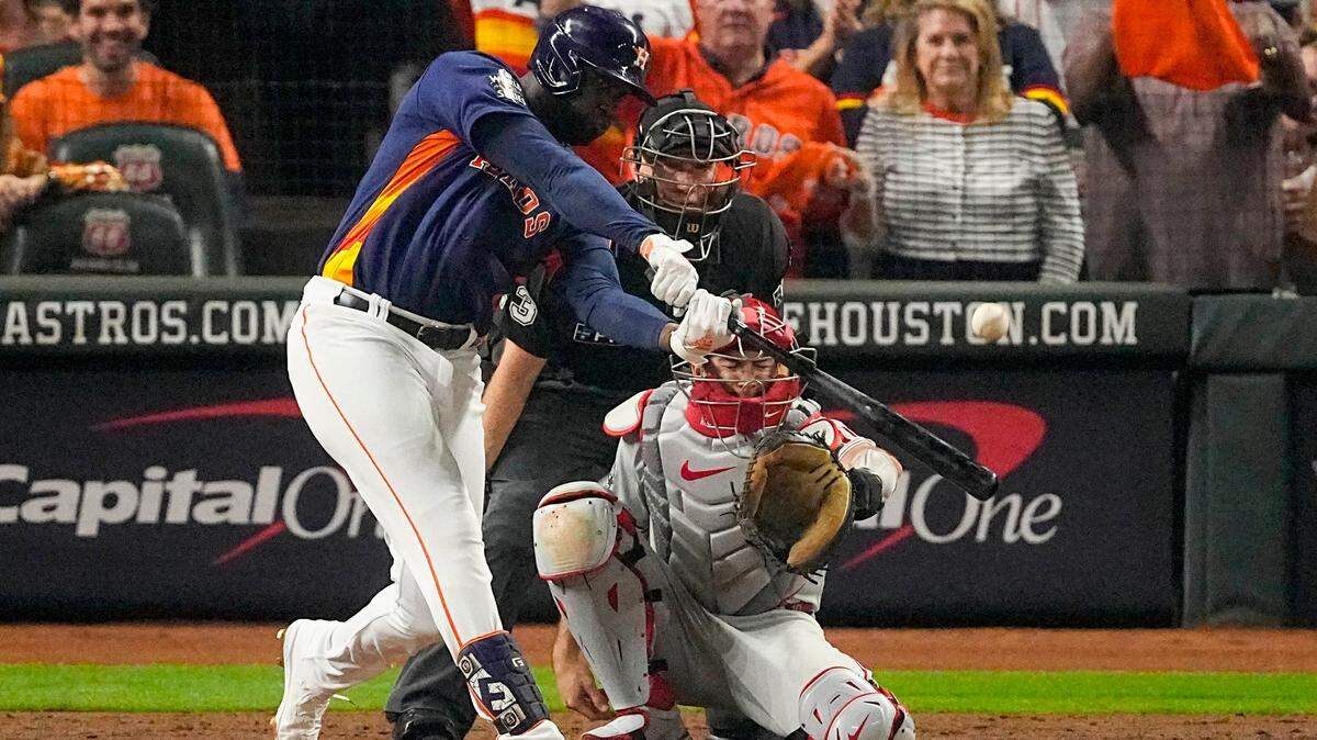 Yordan Álvarez conecta un jonrón de tres carreras durante la sexta entrada del sexto juego de la Serie Mundial entre los Astros de Houston y los Filis de Filadelfia, el sábado 5 de noviembre de 2022 en Houston.