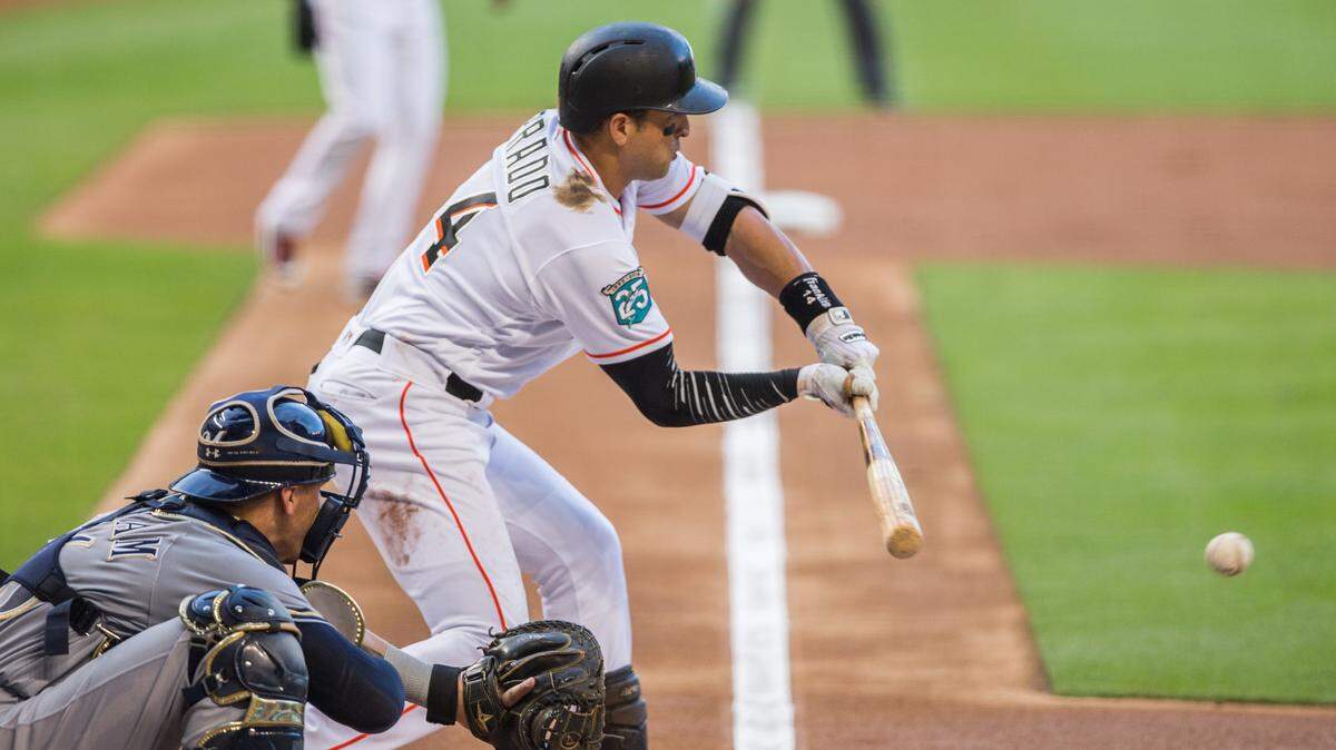 Martin Prado (14) batea por los Marlins en el primer innning del partido contra los Cerveceros, celebrado el 9 de julio de 2018 en Miami.