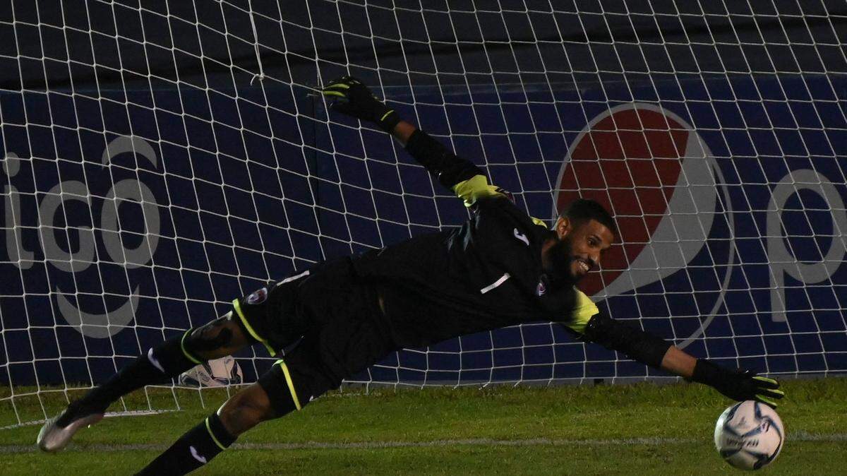 Foto de archivo. El portero de Cuba Sandy Sánchez se lanza por el balón en una jugada del partido ante Guatemala en la eliminatoria de la CONCACAF para la Copa Mundia, el 24 de marzo de 2021.