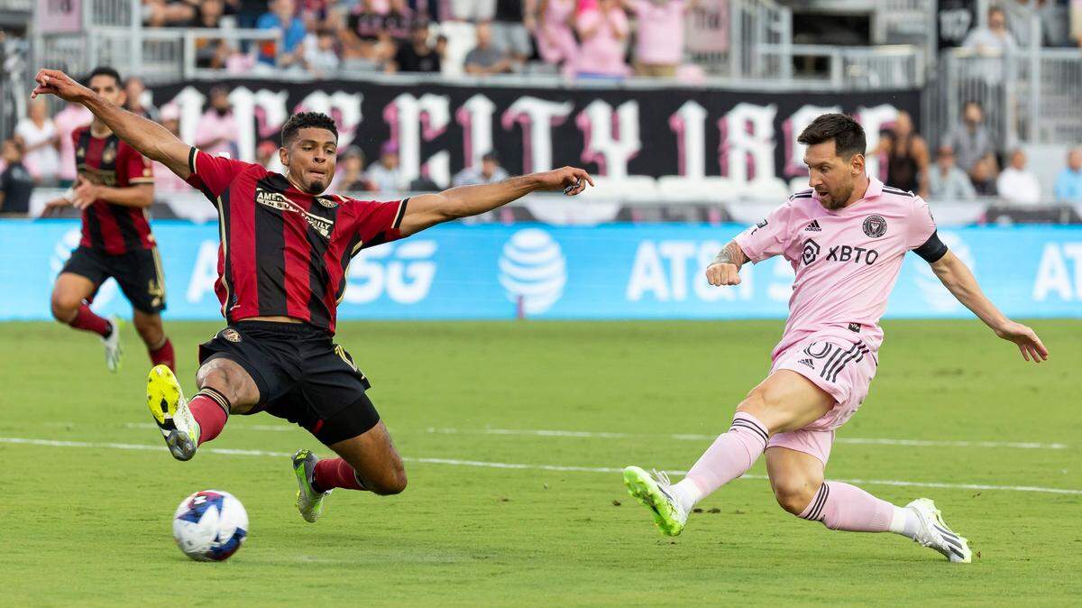 El delantero del Inter Miami Lionel Messi (der.) tira a puerta ante la defensa de Miles Robinson, del Atlanta United, en el partido celebrado el 25 de julio de 2023 en Fort Lauderdale, Florida.