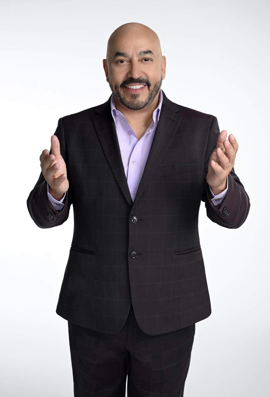 Lupillo Rivera forma parte del grupo que anima los debates generados por la casa.