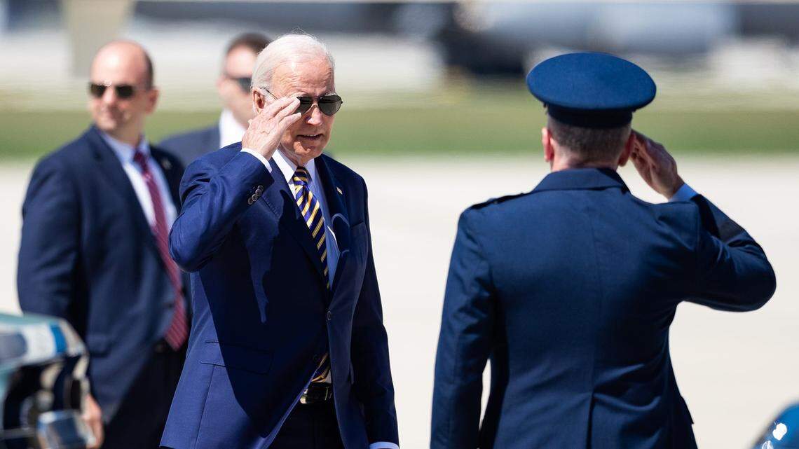 El presidente Joe Biden saluda a un miembro de la Guardia Nacional de Wisconsin a su llegada al Aeropuerto Internacional Mitchell, en Milwaukee, Wisconsin, el 15 de agosto de 2023.