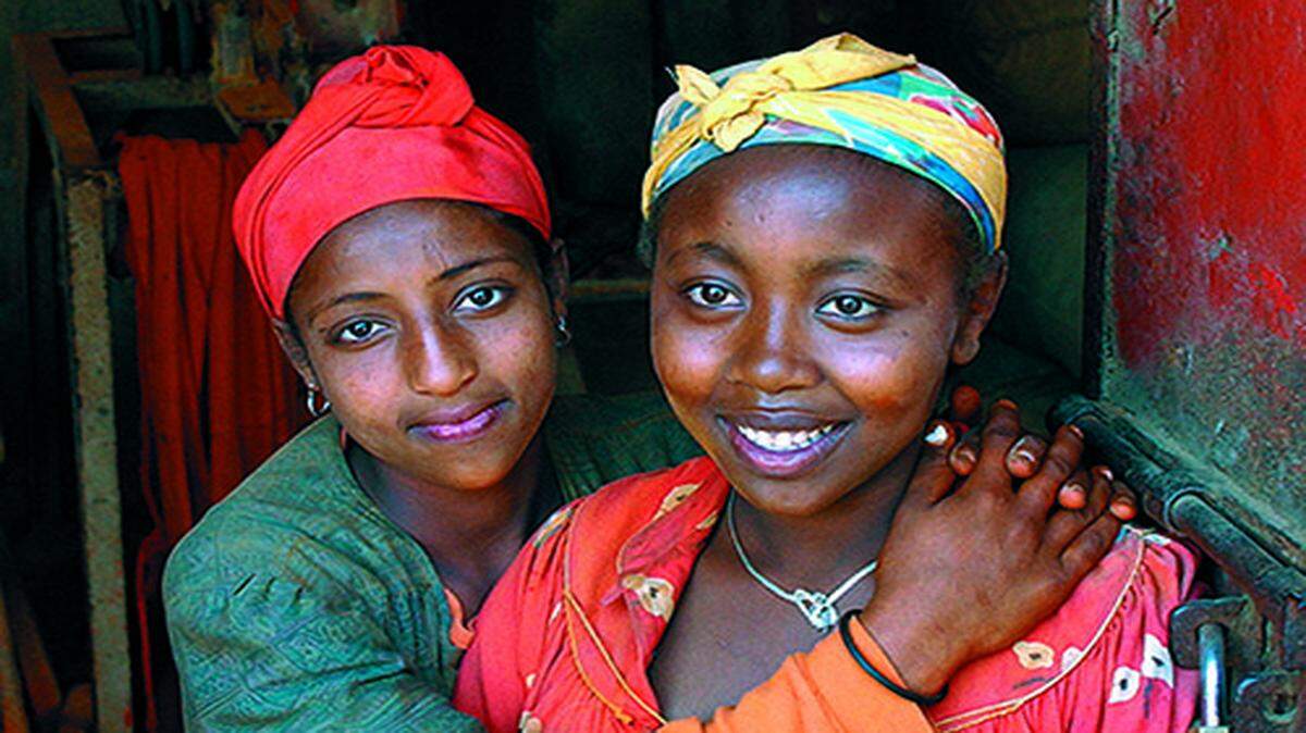 La imagen “Un día en la vida de Africa” del fotógrafo Peter Turnley muestra a trabajadoras jóvenes en Asmara, la capital de Eritrea. Foto archivo 2003.
