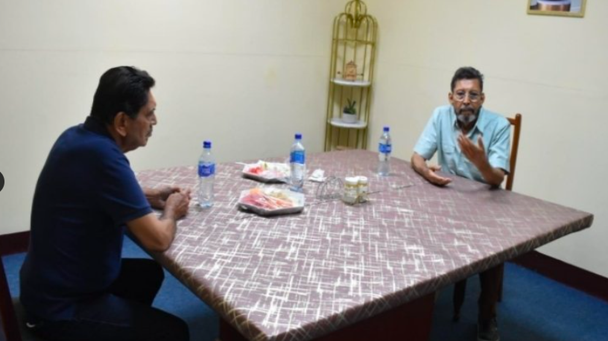 El exasesor económico del gobernante Daniel Ortega, Bayardo Arce (der.), conversa con su hermano Gerardo Arce, en un prisión en Managua, Nicaragua, el 20 de marzo de 2026.