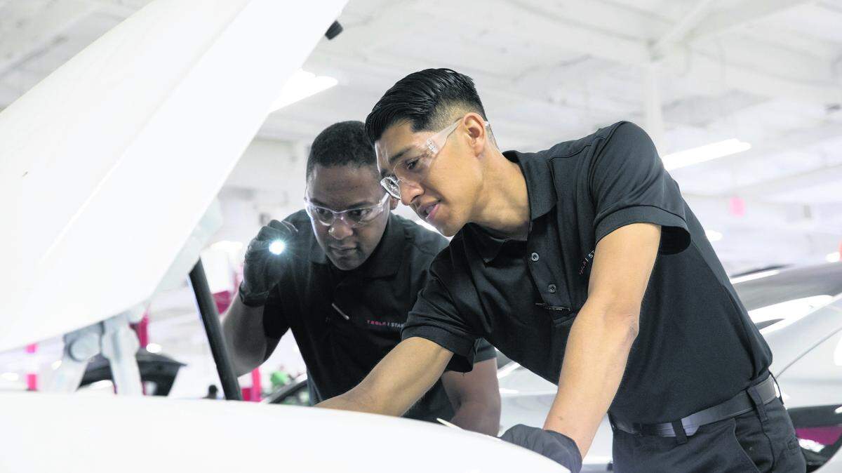 El programa Tesla START de Miami Dade College celebró en 2019 la primera graduación de los alumnos. START es un curso acelerado de 12 semanas, en el cual los estudiantes reciben un salario mientras se entrenan para ser técnicos en vehículos eléctricos.