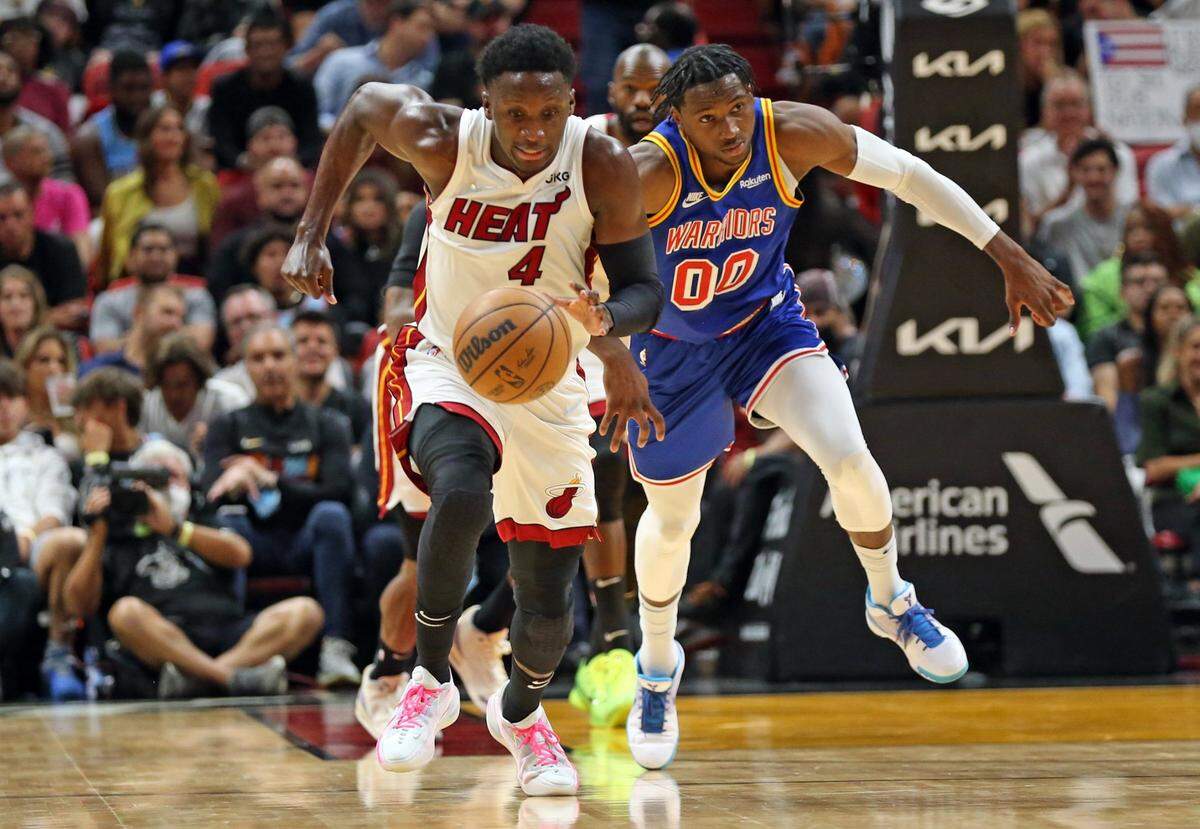 El jugador del Heat Victor Oladipo conduce la pelota ante la marca de Jonathan Kuminga, de los Warriors de Golden State, en el partido celebrado el 23 de marzo de 2022 en el FTX Arena en Miami.