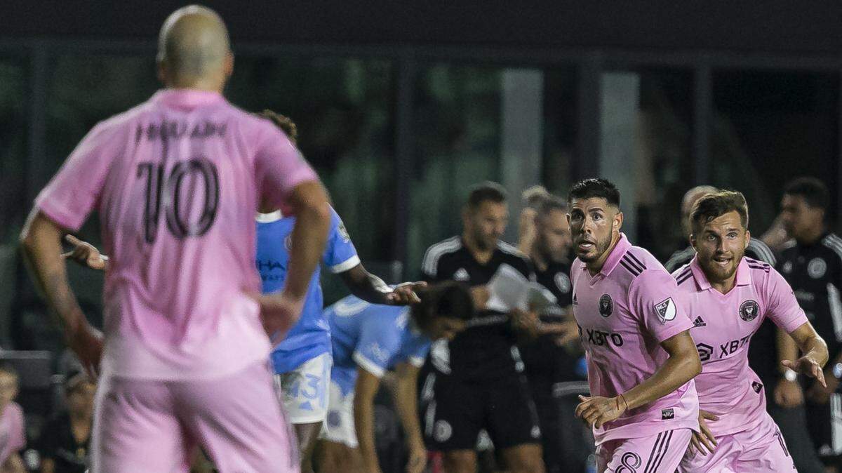 El volantedel Inter Miami CF Alejandro Pozuelo (8) busca pasar el balón al delantero Gonzalo Higuaín (10) contra el New York City FC durante la segunda mitad de su partido de fútbol de la MLS en el DRV PNK Stadium el sábado, 13 de agosto de 2022, en Fort Lauderdale, Florida