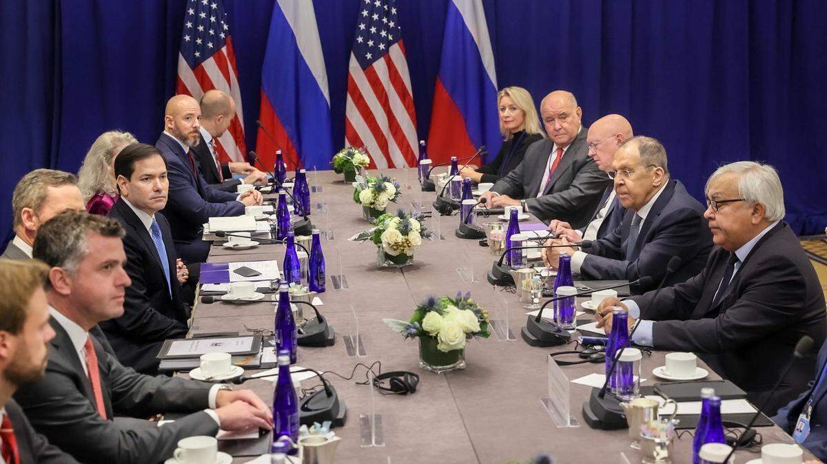 El secretario de Estado de EEUU, Marco Rubio (izq.) y la delegación estadounidense se reúnen con el canciller ruso Serguei Lavrov, el martes 24 de septiembre de 2025, en las Naciones Unidas.