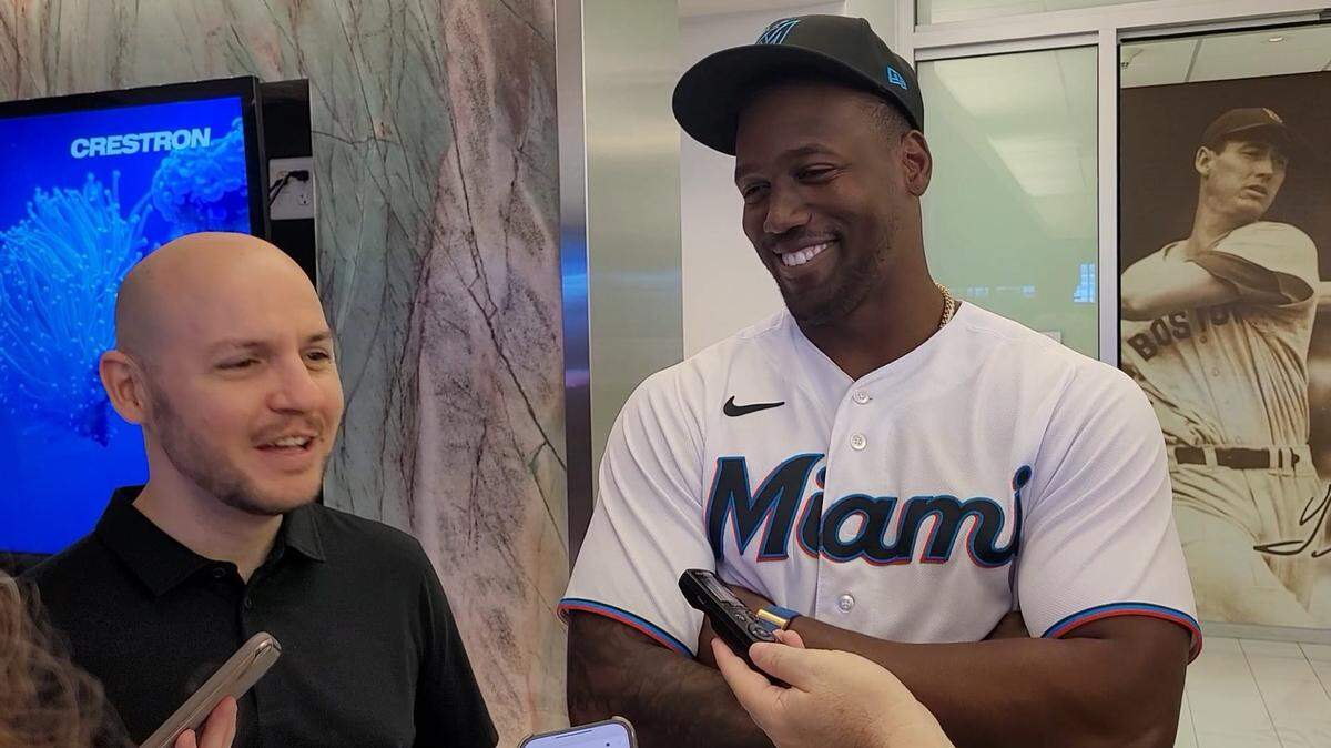JORGE SOLER, ayudado por el traductor Jon Alvarez, contesta pregunta en el DÍa de Medios de los Miami Marlins.