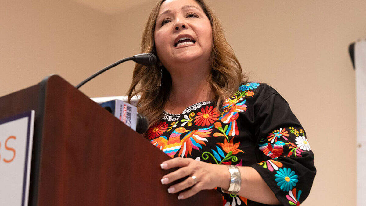 La congresista demócrata Adelita S. Grijalva criticó este viernes el plan del Departamento de Seguridad Nacional (DHS) para trasladar a 108 niños inmigrantes detenidos en Arizona a instalaciones carcelarias en Texas y Luisiana y pidió detener el desplazamiento.